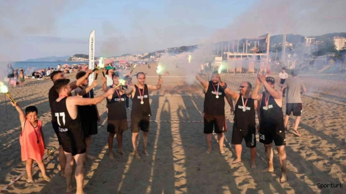 Giresun'da plaj hentbolu heyecanı yaşandı