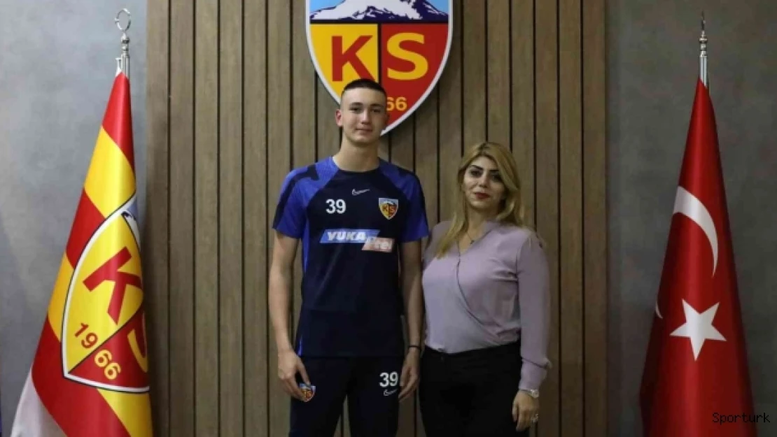 Kayserispor'da Mehmet Şamil Öztürk profesyonel imzayı attı