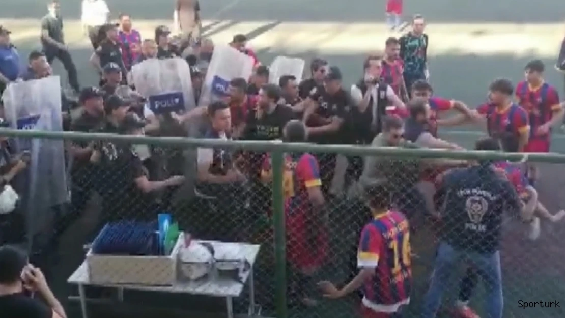 Kırmızı karta sinirlenen futbolcular hakeme saldırdı