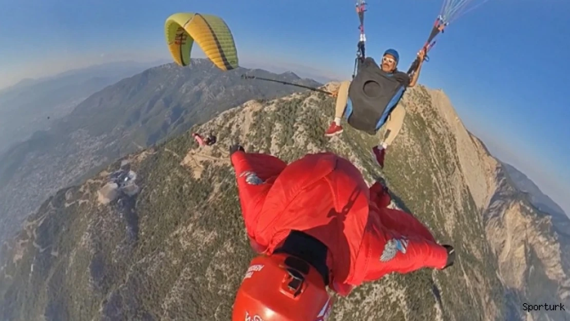 Wingsuit sporcuları Koçak ile Toy'un şovu nefesleri kesti