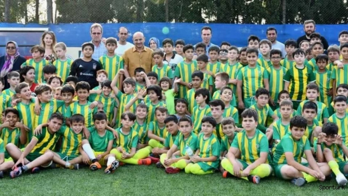270 öğrencinin katıldığı yaz futbol okulu tamamlandı