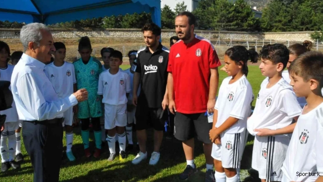 Akşehir Onur Günü U12 Futbol Turnuvası, çekişmeli maçlara sahne oluyor