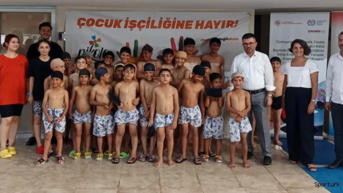 Anne babalar tarlada çocukları yüzme kursunda