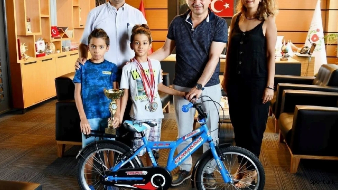 Başkan Oral'dan Türkiye ikincisi Deniz Yıldırım'a bisiklet