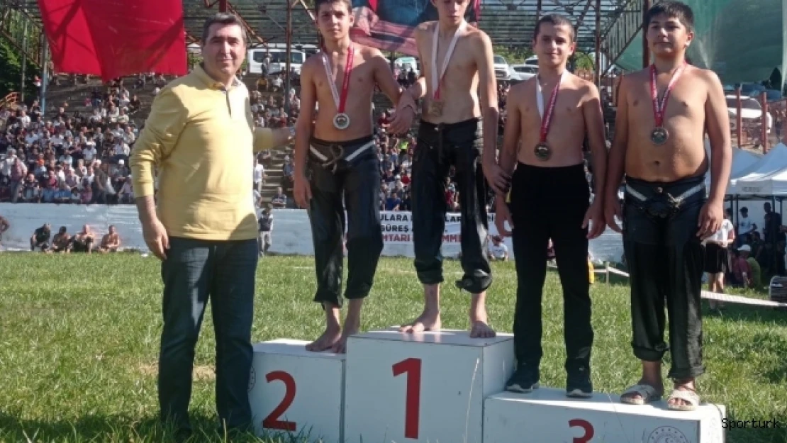 Belediye Güreşçileri, kürsüyü parselledi