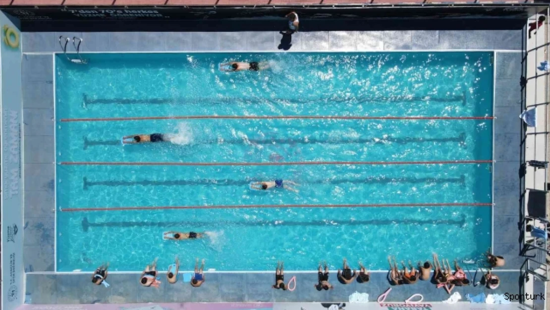 Bin 570 metre rakımdaki havuzda yüzmeyi öğreniyorlar