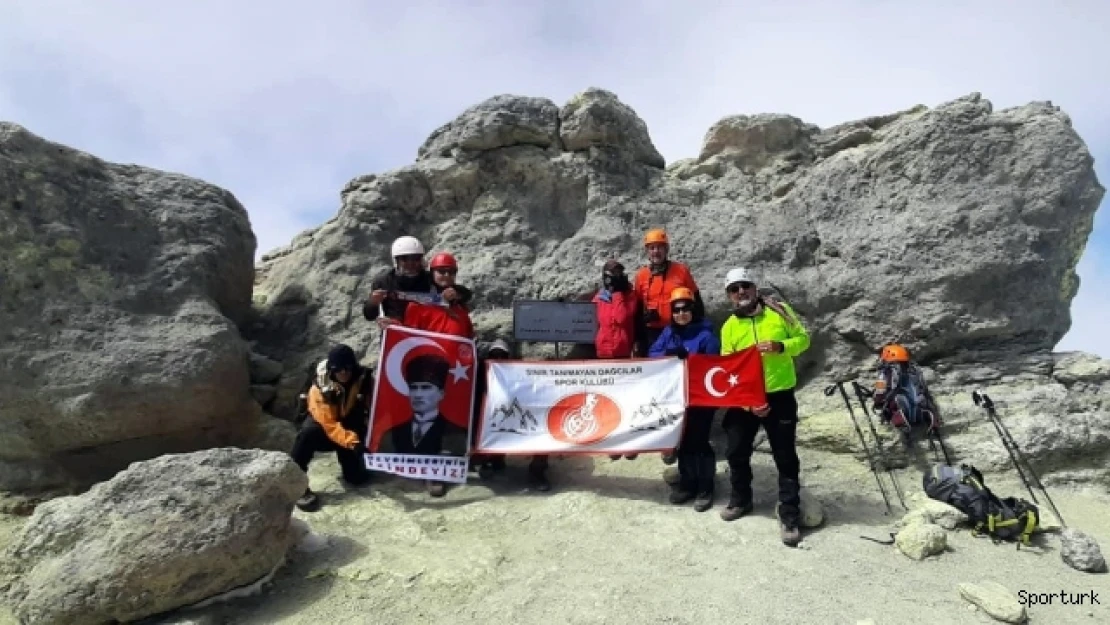 Bursalı dağcılar İran'ın en yüksek dağında Türk Bayrağı dalgalandırdı