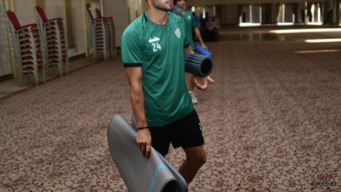 Bursaspor şiddetli yağmurdan salona kaçtı