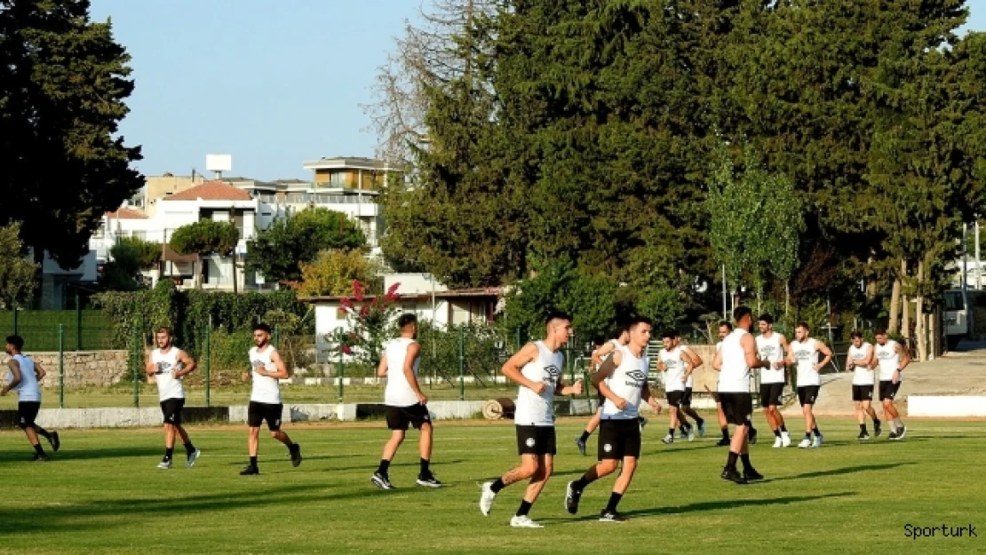 Çeşme Belediyespor, şampiyonluk hedefiyle top başı yaptı