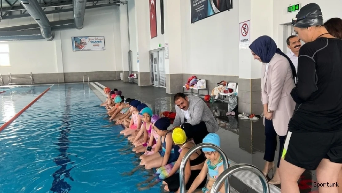 Çiçekdağı'nda yarı olimpik havuzun ilk yüzücüleri çocuklar oldu