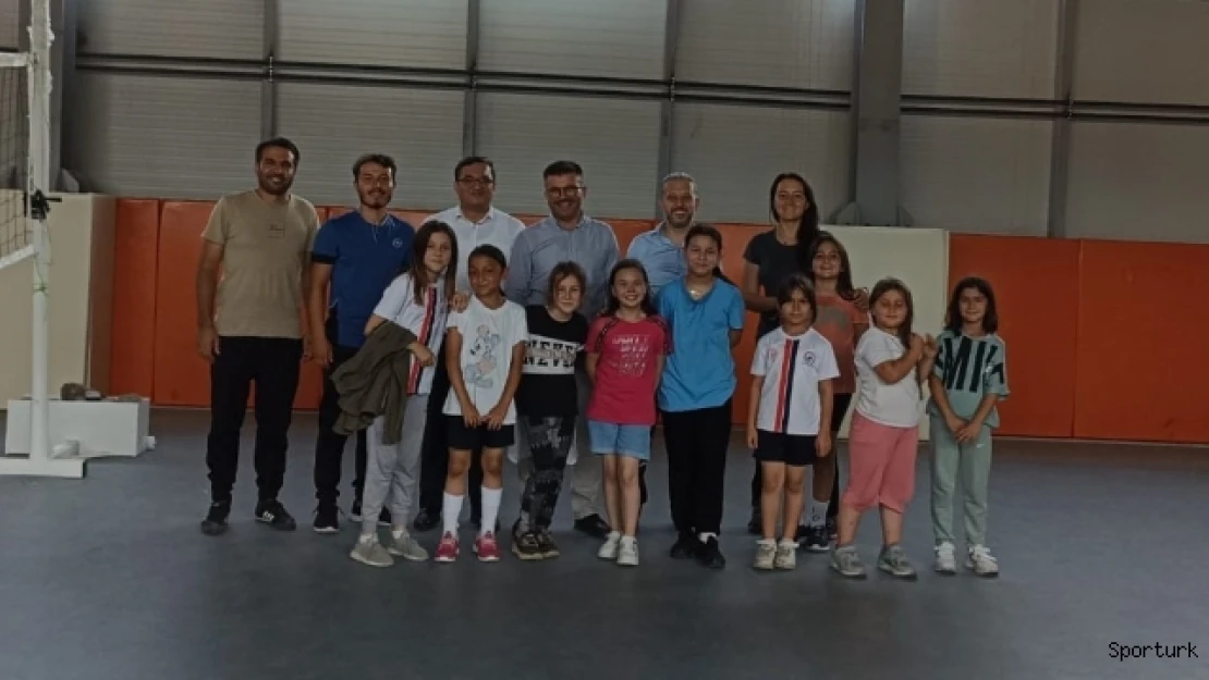 Çocuklarla voleybol oynadılar
