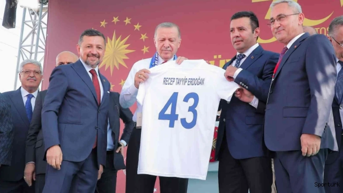 Cumhurbaşkanı Erdoğan'a, Belediye Kütahyaspor forması hediye edildi