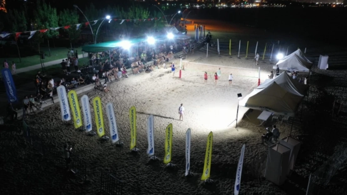 Derince'de plaj voleybolu rüzgarı esti