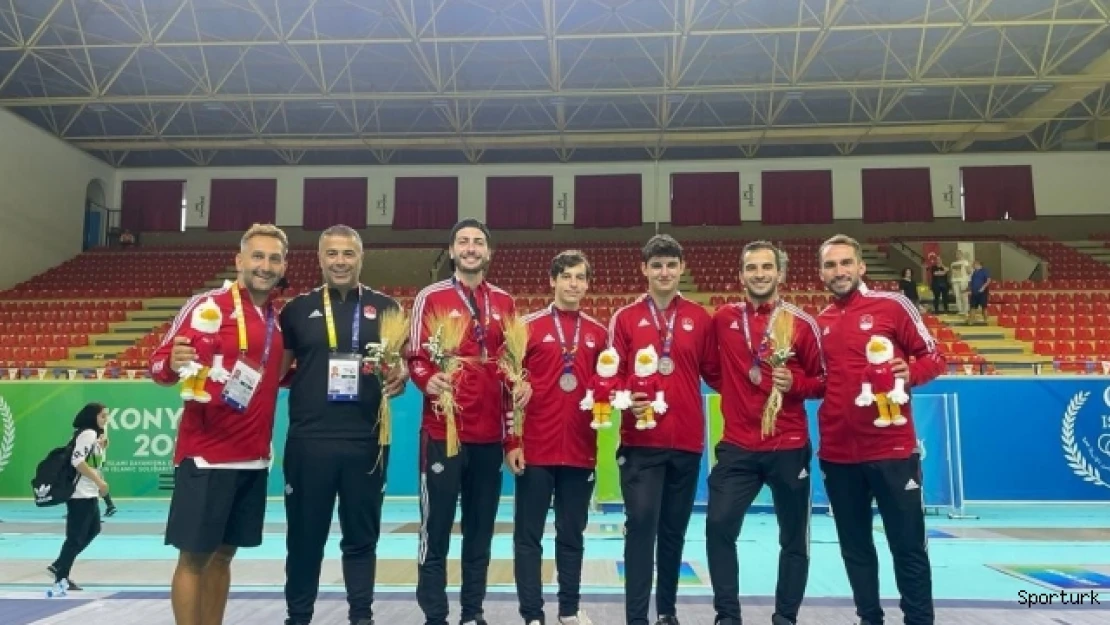Erkek Kılıç Milli Takımı hem gümüş madalyanın hem de Eskişehirli sporseverlerin takdirini kazandı