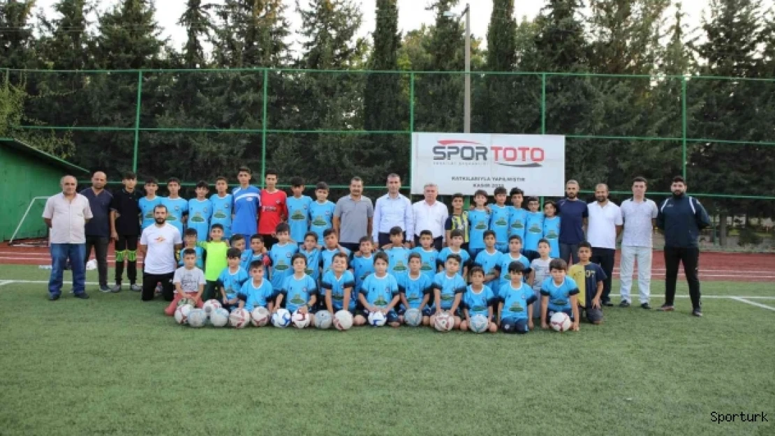 Geleceğin futbolcuları spor okullarında yetişiyor