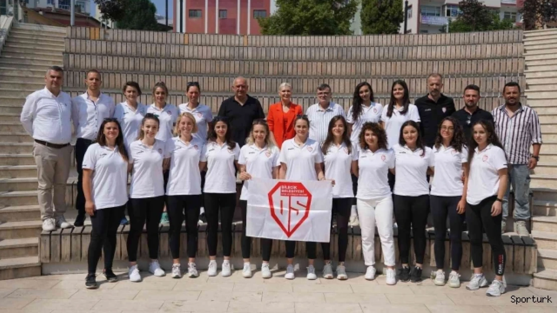 Geleceğin voleybolcularıyla ile bir araya geldi