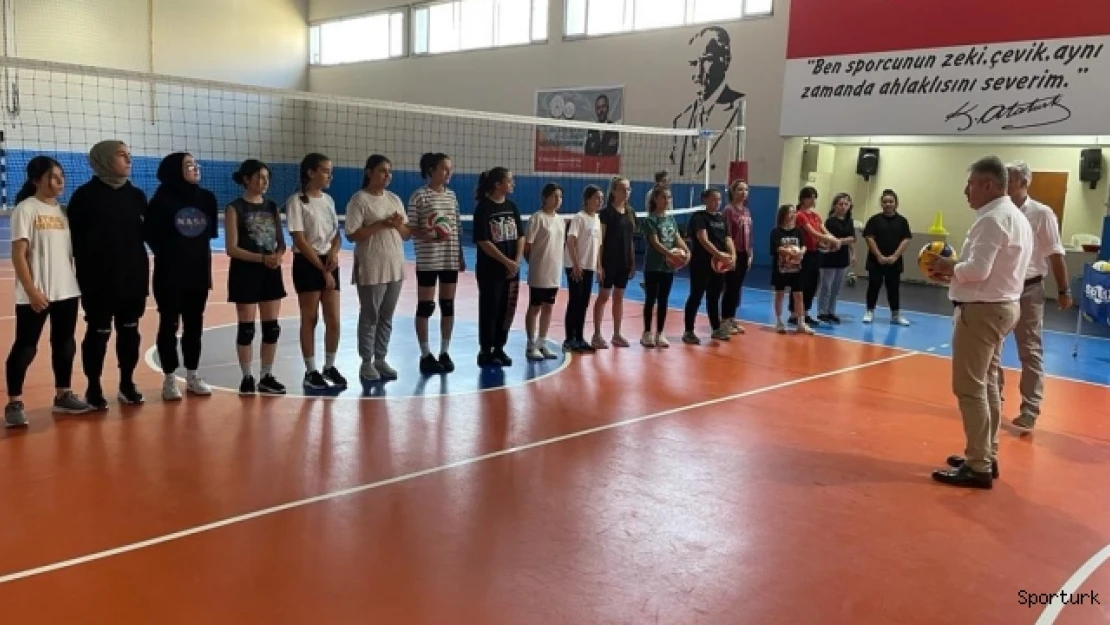 Gençlik ve Spor İl Müdür Er &quotYüzme Bilmeyen Kalmasın" projesinin çalışmalarını seyretti