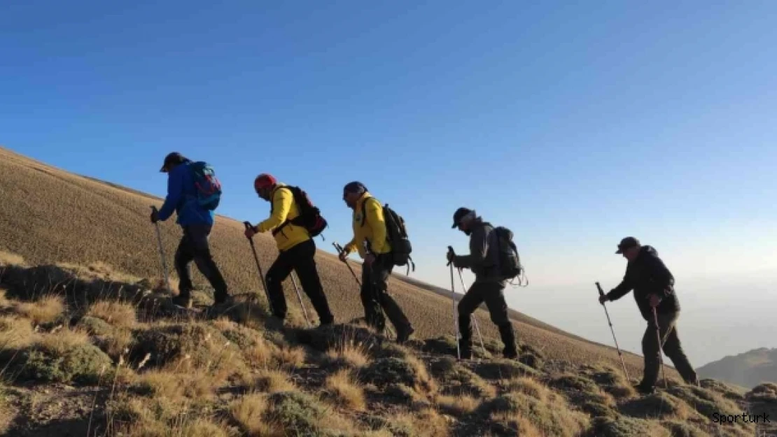 Karslı dağcılar Süphan Dağı'na tırmandı