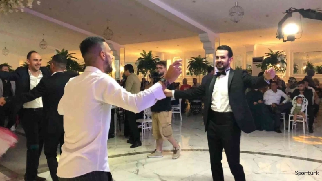 Kayserisporlu futbolcular düğünde coştu