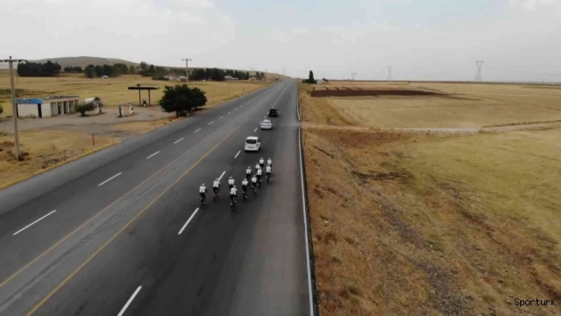 Malazgirt ve Ahlat kutlamaları için bin 350 kilometre pedalladılar