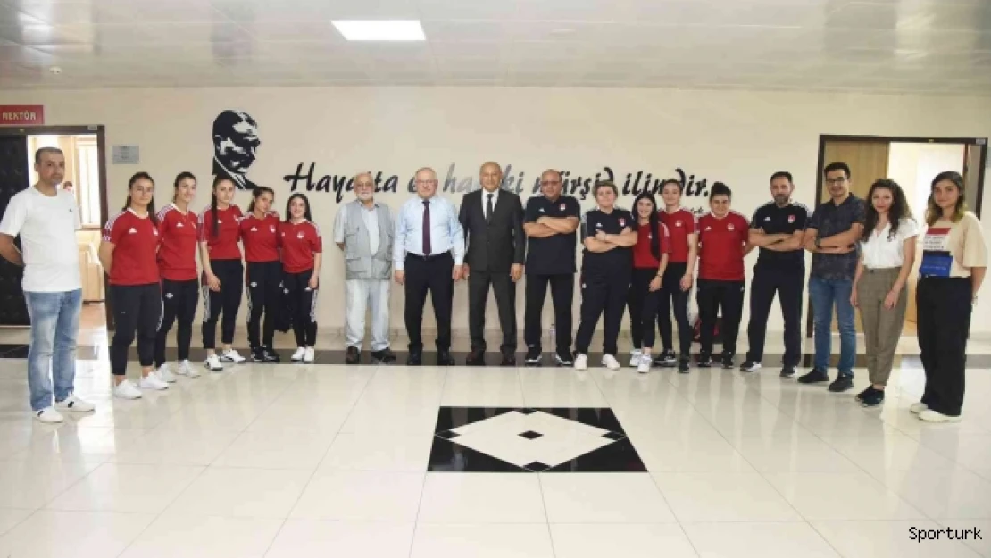 Rektör Namık Ak, kadın halter milli takım sporcularını ağırladı