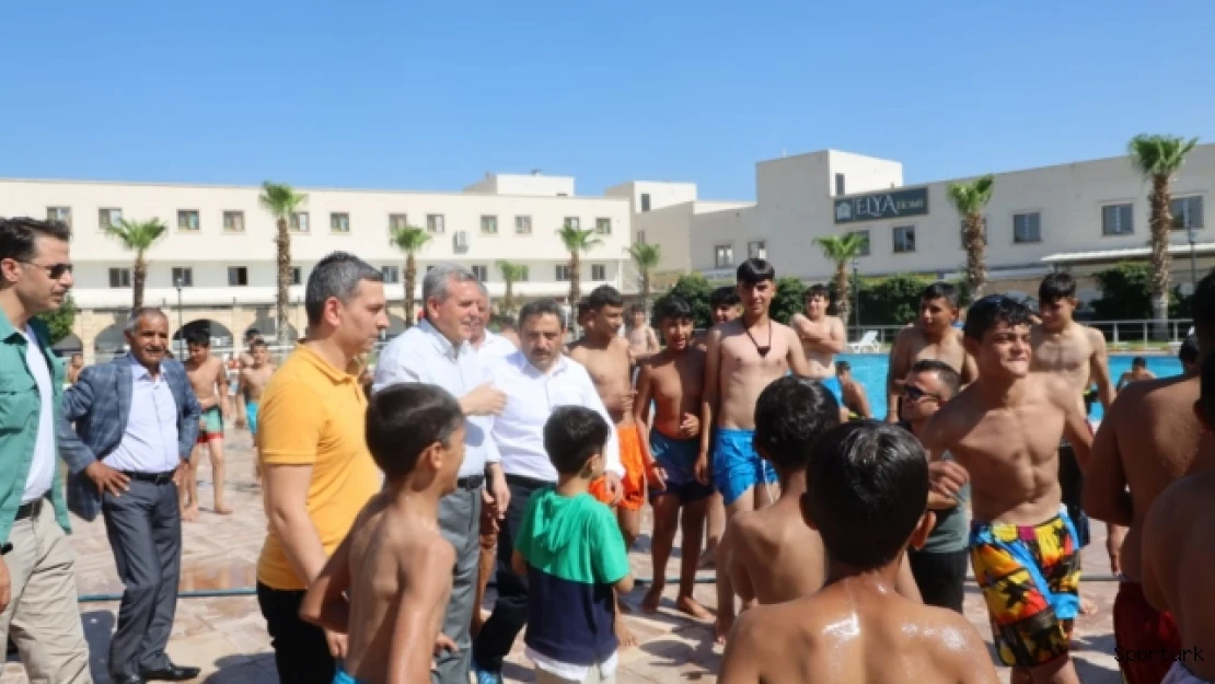 Şanlıurfa'da binlerce kişi belediye havuzlarında serinliyor