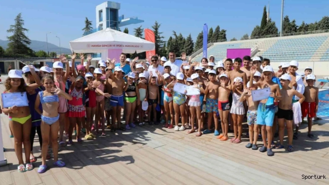 Şehzadeler Belediyesinin yaz okuluyla yüzmeyi öğrendiler