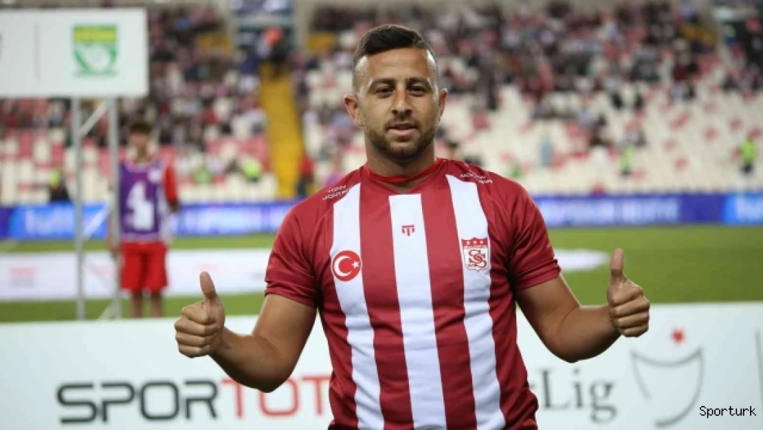 Sivasspor'un yeni transferi Dia Saba stadyumda taraftarı selamladı