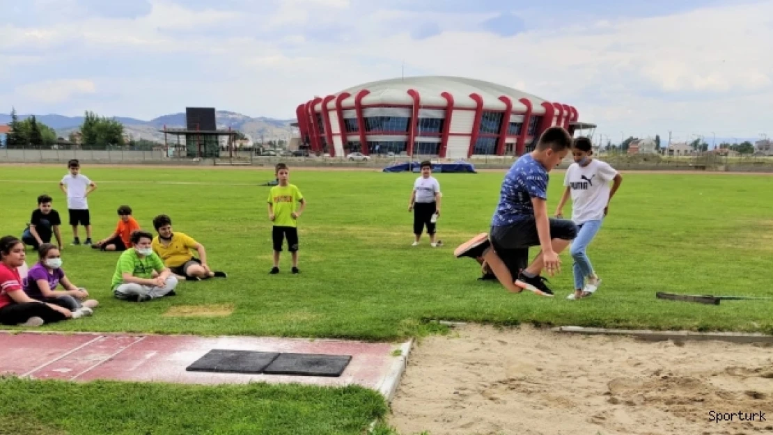 Spor Okulları Balıkesir'de de tüm spor tesislerinde devam ediyor
