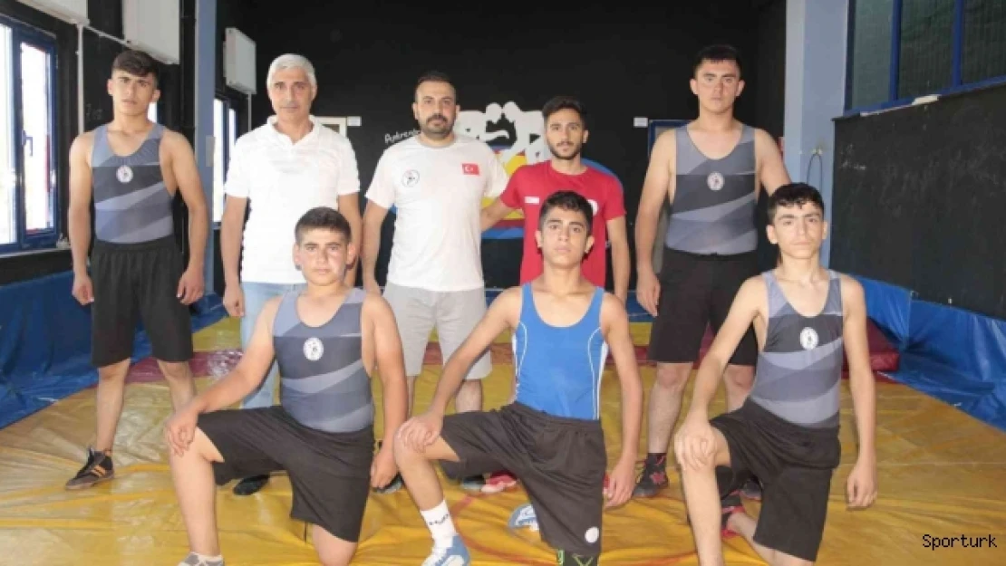 Tatvan'da onlarca çocuk güreşle tanıştı