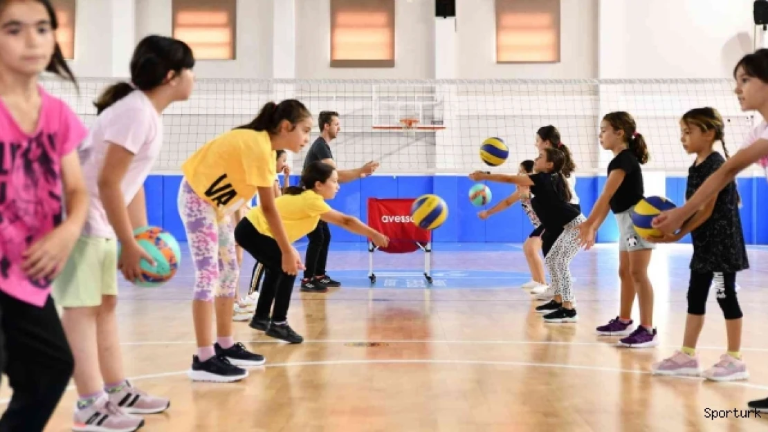Tepebaşı'nda 250 çocuk uzman eğitmenler eşliğinde voleybol kursunda