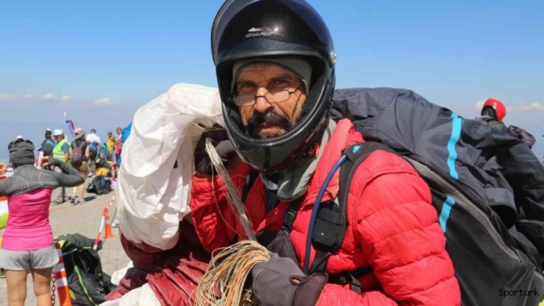 'Sen yaşlısın, bırak' diyenlere inat, yıllardır gökyüzünde kuş gibi uçuyor