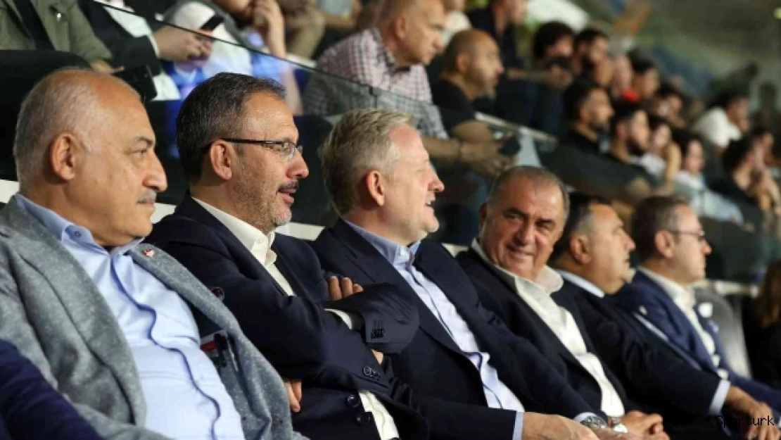 Bakan Kasapoğlu, Başakşehir- Fiorentina maçını seyretti