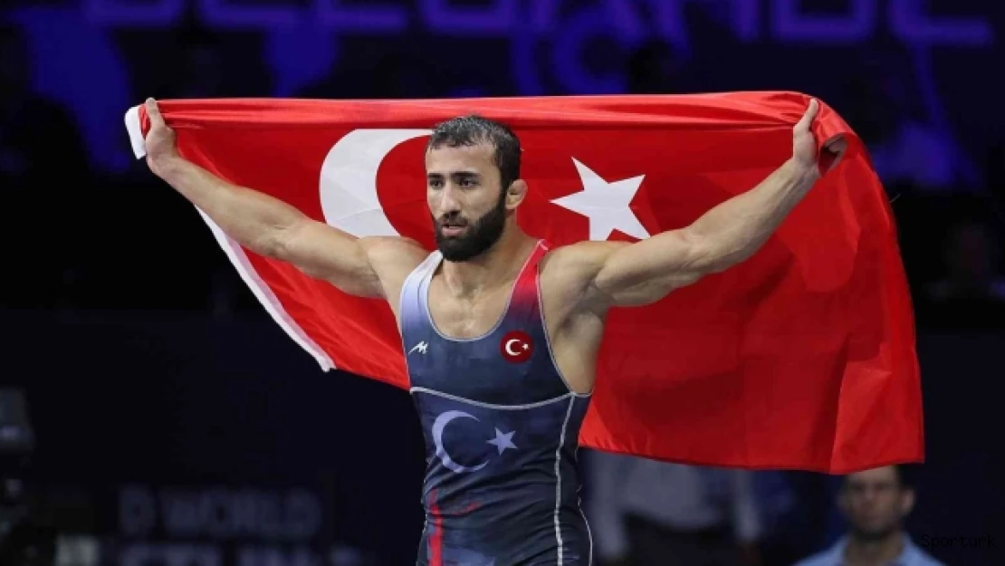 BARÜ'lü milli güreşçi Burhan Akbudak, dünya şampiyonu oldu