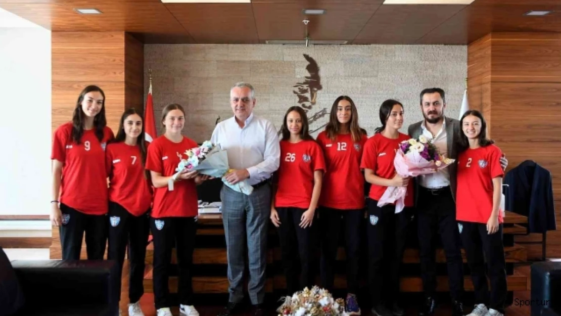 Başkan Esen'den kadın hentbol altyapı takımına destek sözü