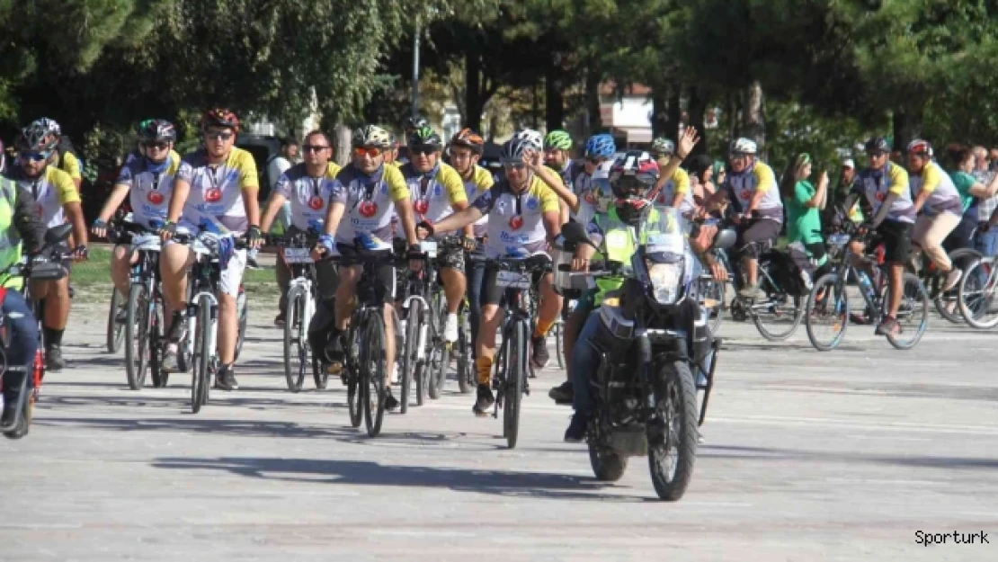Bisiklet tutkunları Beyşehir Gölü etrafında 165 kilometre pedal çevirdi