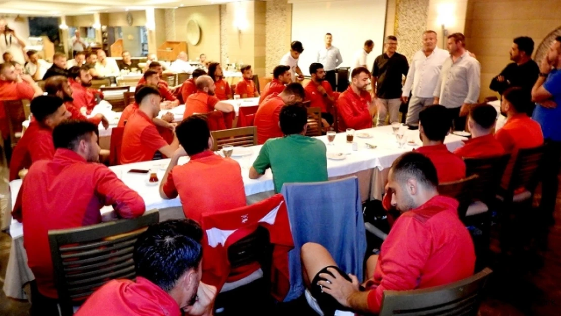 Çeşme Belediyespor'a moral yemeği