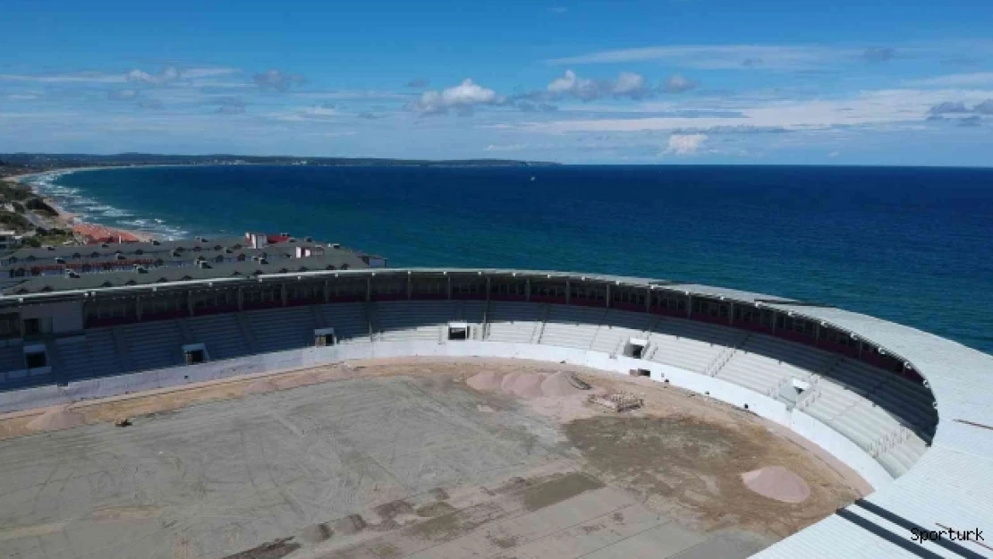 Deniz manzaralı modern şehir stadında son hazırlıklar