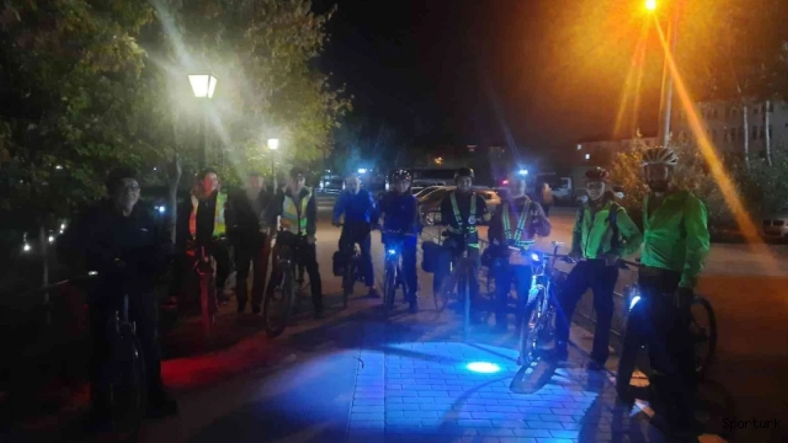 Doğa tutkunlarından 30 kilometrelik bisikletli gece turu