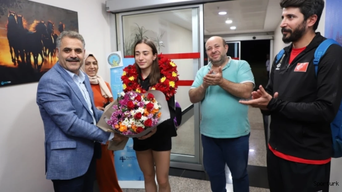 Dünya 3.'sü sporcuya özel karşılama