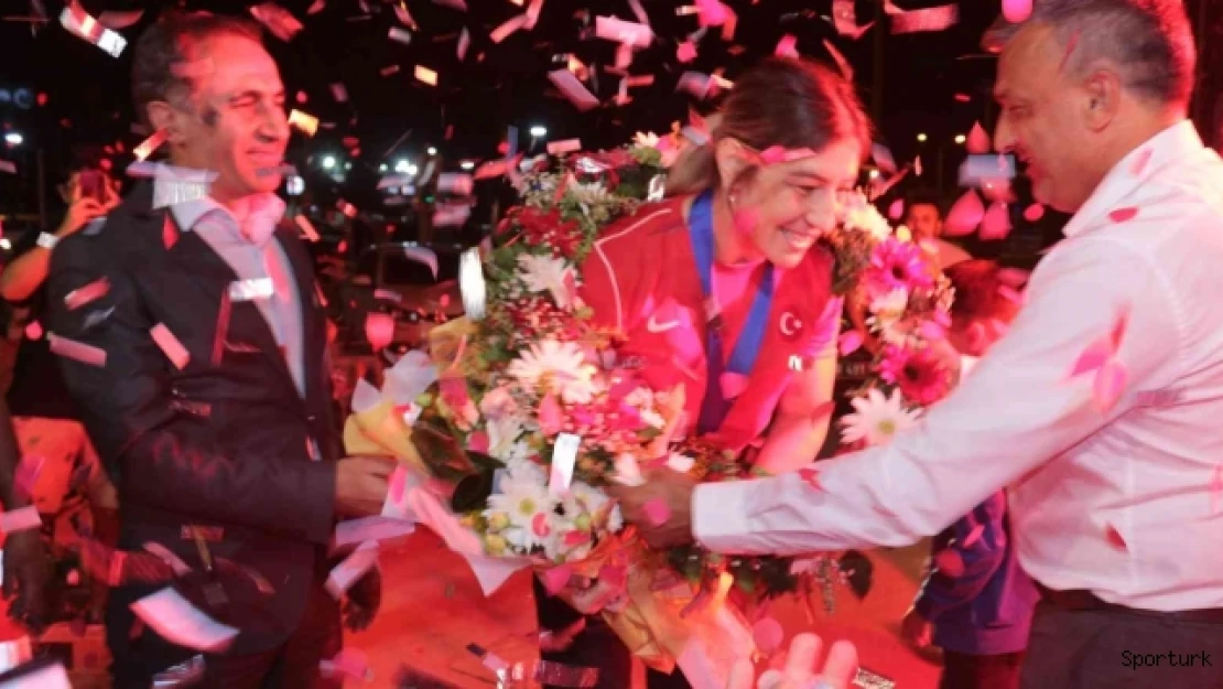Dünya Şampiyonu güreşçi, memleketinde coşkuyla karşılandı