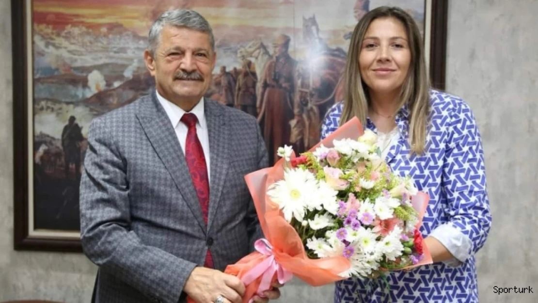 Dünya şampiyonu milli boksör Şennur Demir'e 74 adet çeyrek altın
