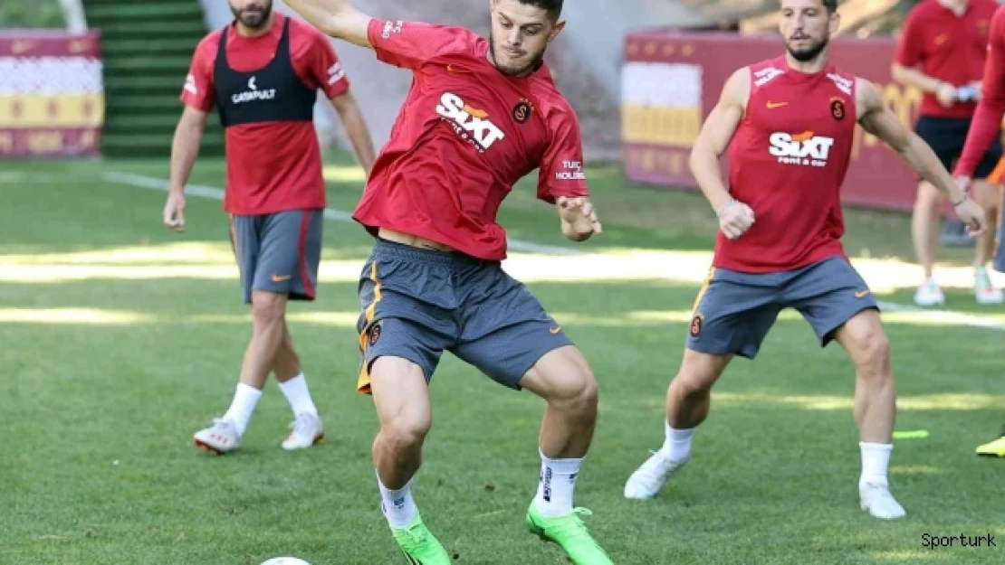 Galatasaray'da yeni futbolcular ilk antrenmanına çıktı