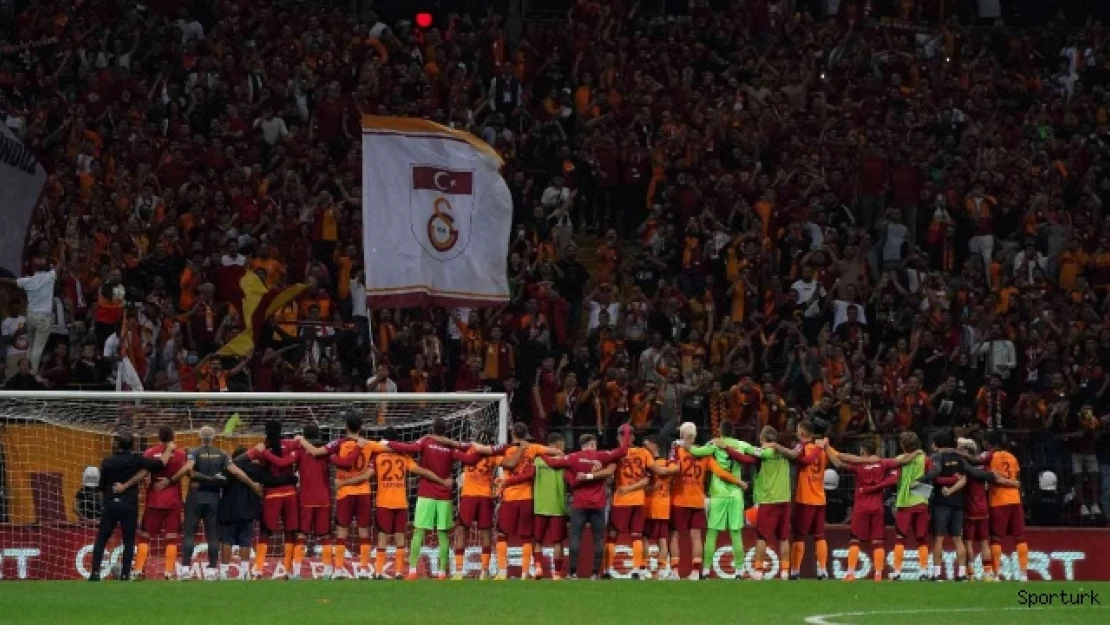 Galatasaraylı futbolcular ve Okan Buruk, galibiyeti taraftarlarla kutladı