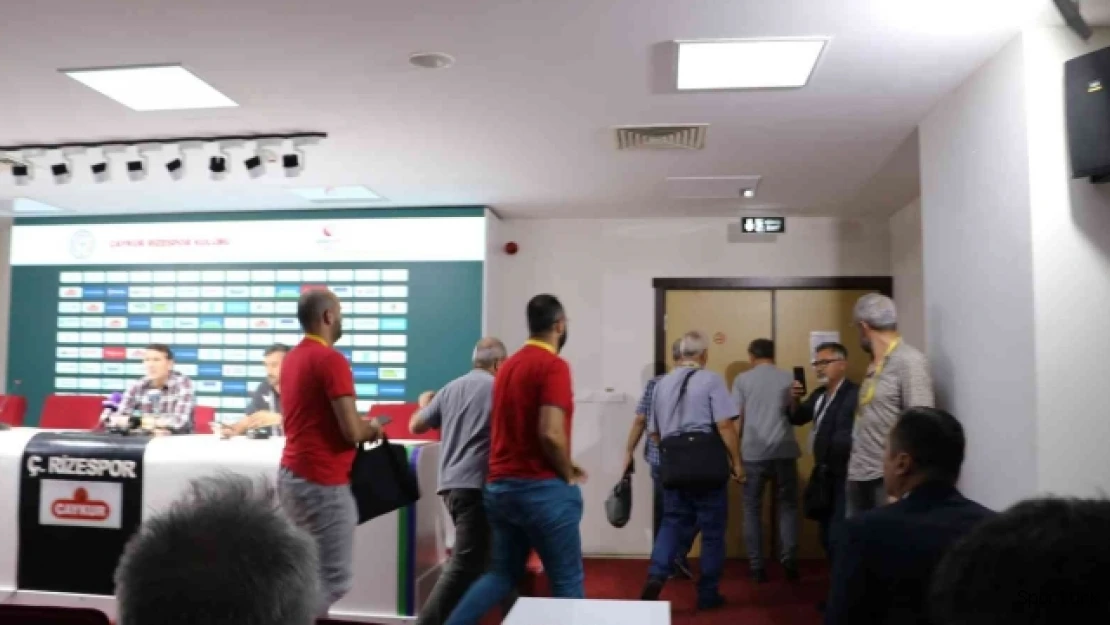 Gazeteciler Bayram Bektaş'ı protesto ederek salondan ayrıldı