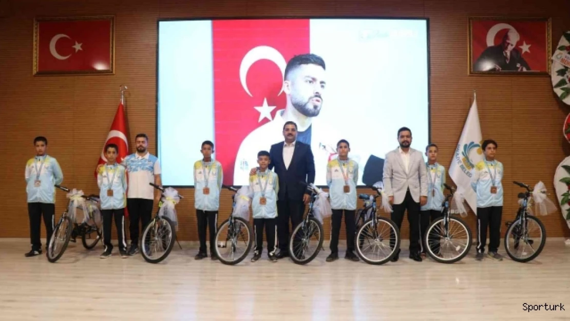 Madalya kazanan sporculara bisiklet hediyesi