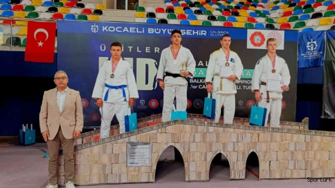 Milli judocu Mikail Zaloğlu altın madalyanın sahibi oldu