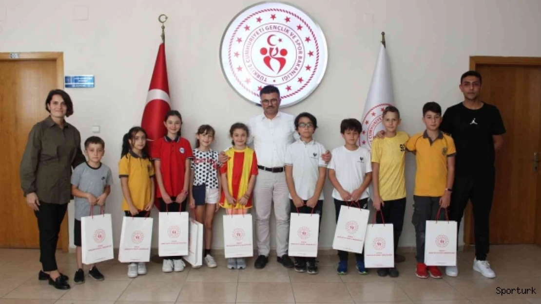 Minik masa tenisçilere sürpriz hediye