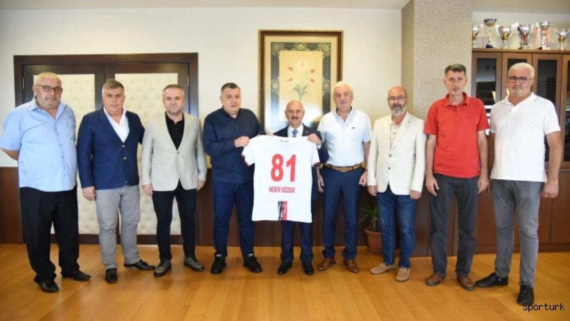 Rektör Sözbir'e Düzcespor forması