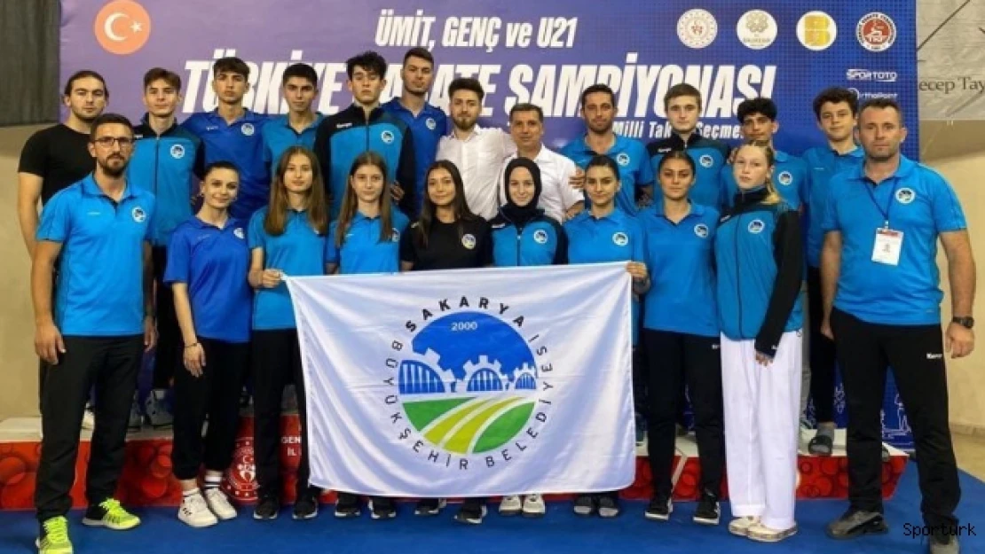 Sakarya Büyükşehir karate sporcuları gururlandırdı